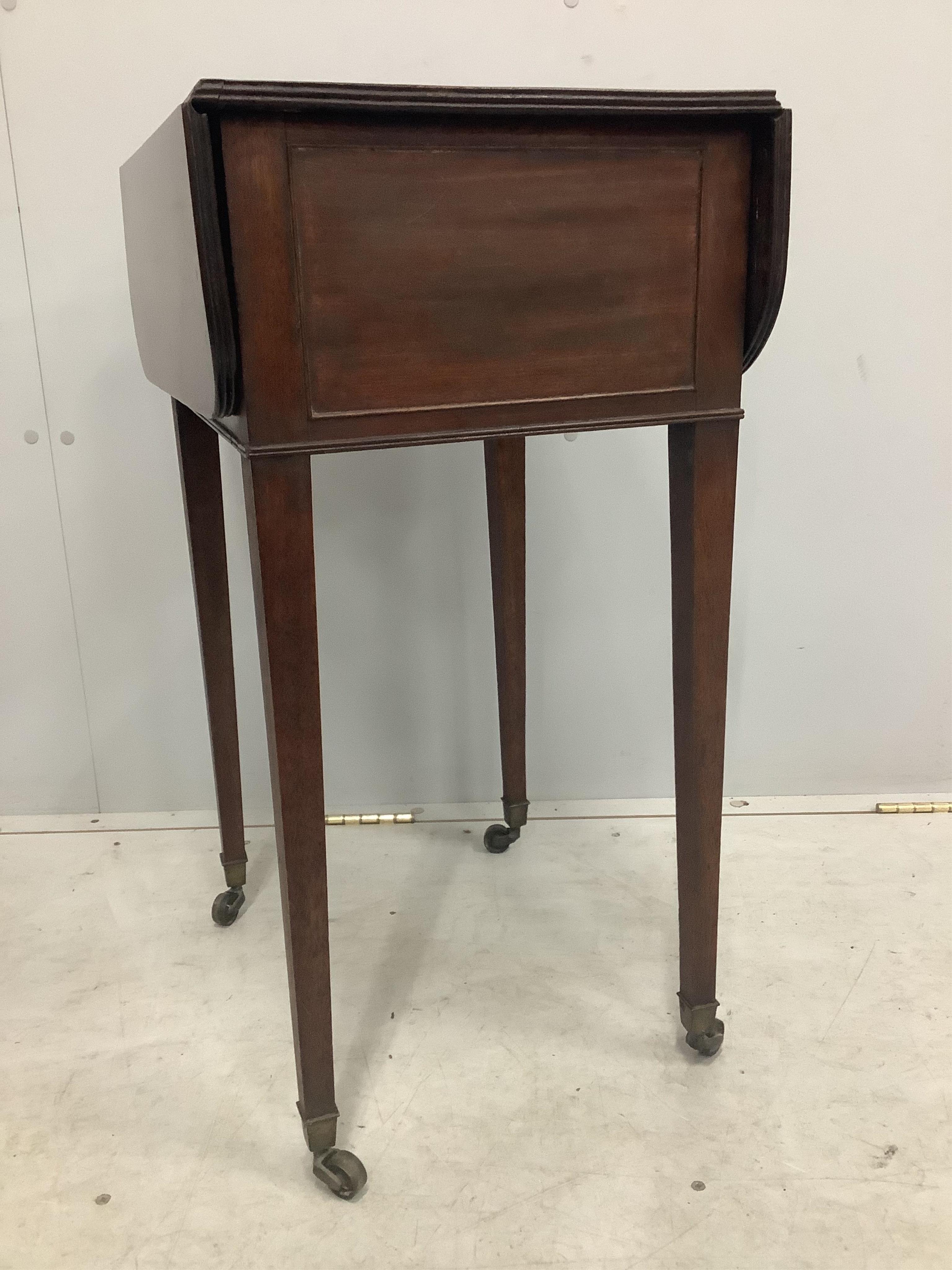 A small George III mahogany Pembroke table, width 38cm, depth 46cm, height 74cm. Condition - fair